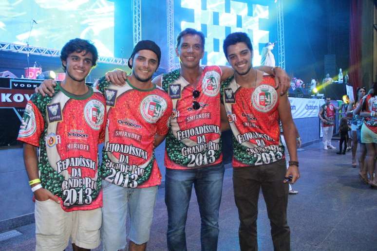 Bruno Gissoni foi com os irm&atilde;os Rodrigo Simas e Felipe Simas, e com o padrasto, Beto Simas, &agrave; feijoada da escola de samba Grande Rio, neste s&aacute;bado (2), no Rio de Janeiro. Tamb&eacute;m estiveram presentes famosos como as atrizes Monica Carvalho e&nbsp;Monique Alfradique, e Rayanne Morais, namorada do cantor Latino e Miss Rio de Janeiro. Realizado no Barra Music, o evento contou com shows de Arlindo Cruz, Preta Gil, AfroReggae, Avi&otilde;es do Forr&oacute; e Bateria de Mestre Ci&ccedil;a