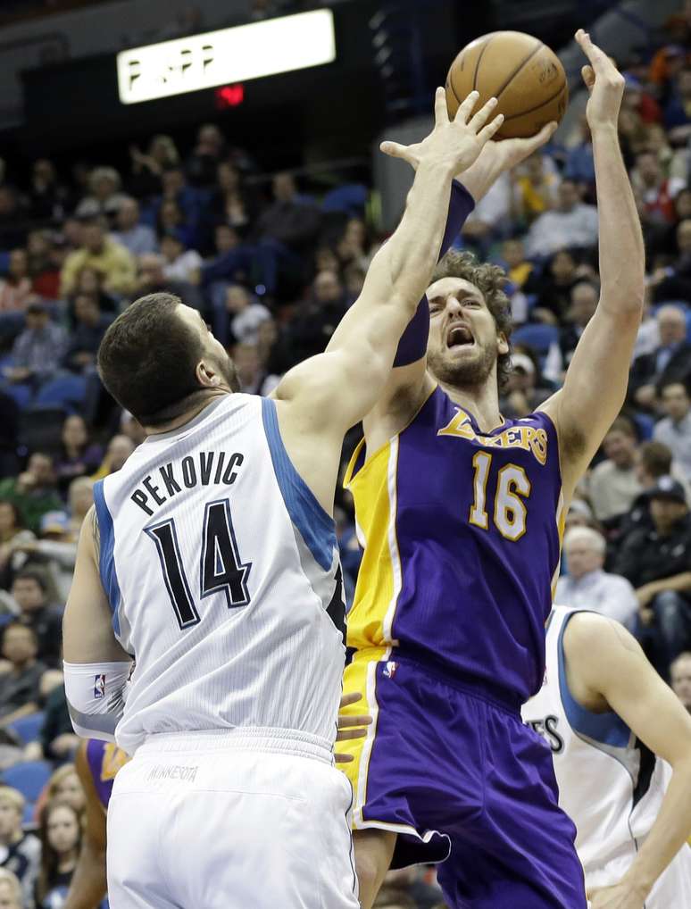 Voltando a ser titular do Los Angeles Lakers, o espanhol Pau Gasol foi o grande destaque da rodada da NBA da noite desta sexta-feira. O espanhol fechou o duelo como o cestinha, anotando um double-double de 22 pontos e 12 rebotes. <strong>Veja mais fotos da rodada:</strong>