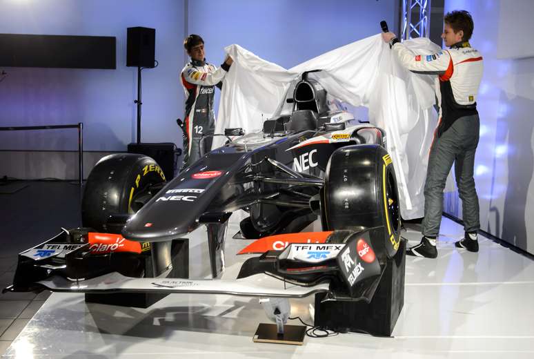 Pilotos Nico Hulkenberg e Esteban Gutiérrez retiram capa para apresentar novo carro da Sauber