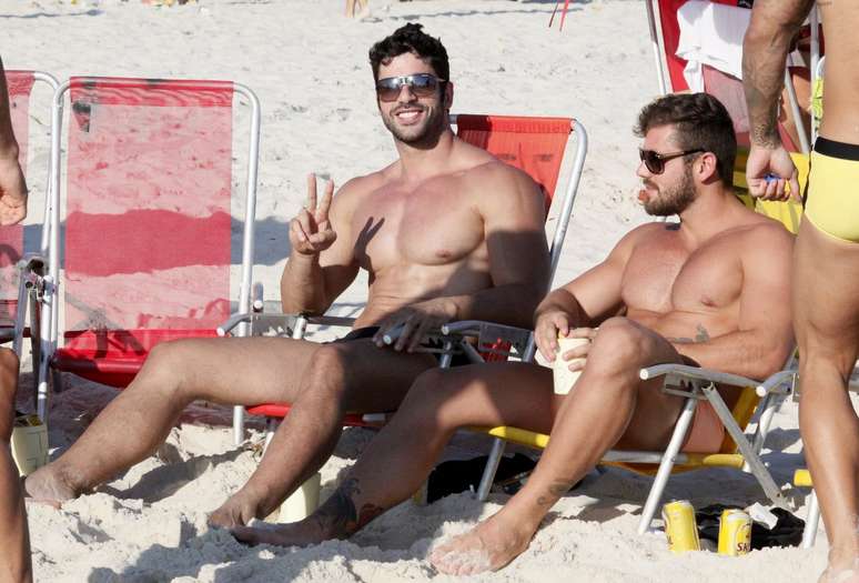 Ex-BBB, Kadu Parga foi &agrave; praia, neste s&aacute;bado (2), para curtir o dia ensolarado no Rio de Janeiro. O personal trainer foi fotografado ao lado dos amigos, na Barra da Tijuca, zona oeste da capital fluminense