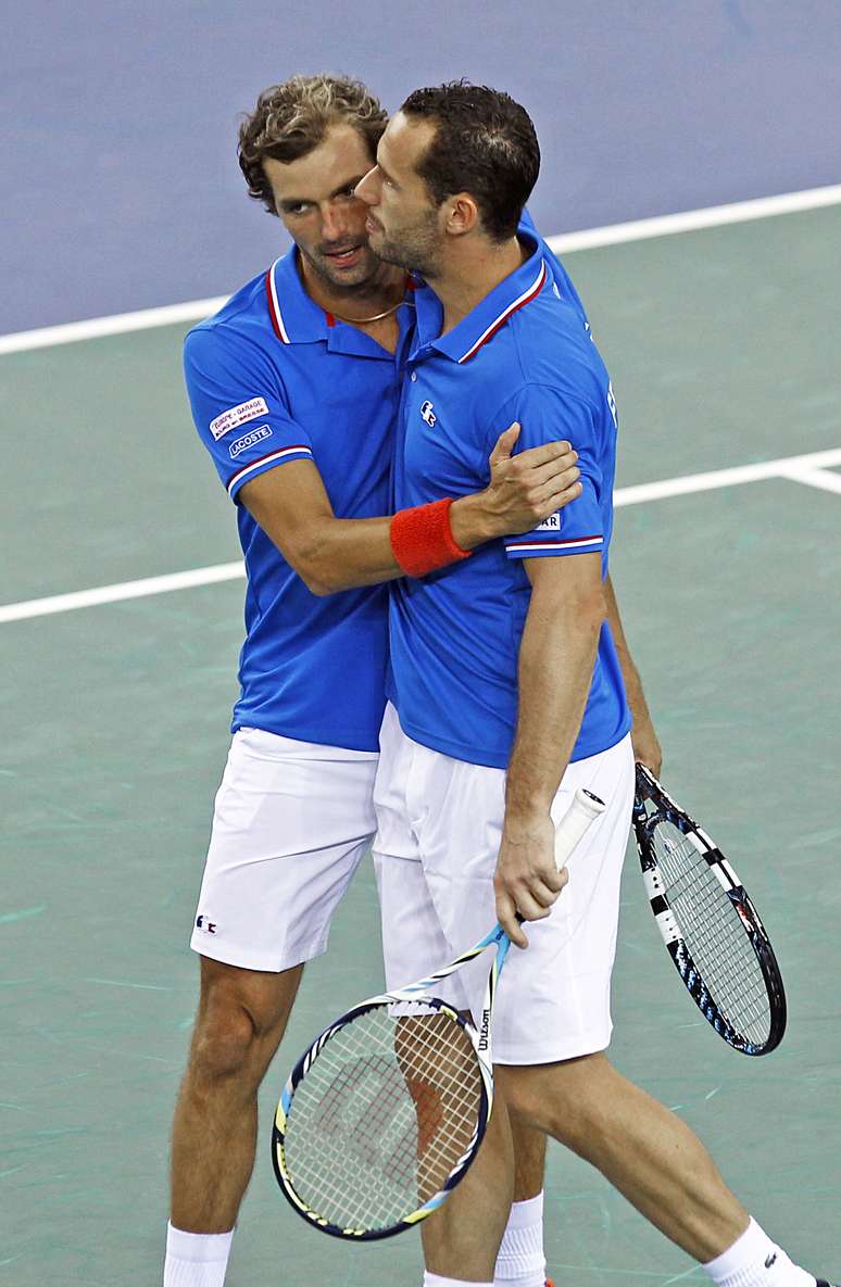 Benneteau (à esq.) e Llodra venceram partida de duplas e definiram a classificação da França