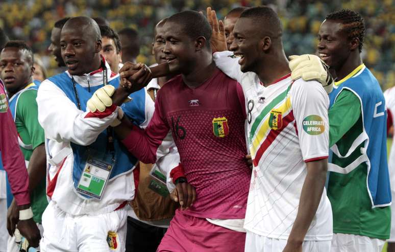 Goleiro Diakité é felicitado após Mali eliminar a África do Sul nos pênaltis