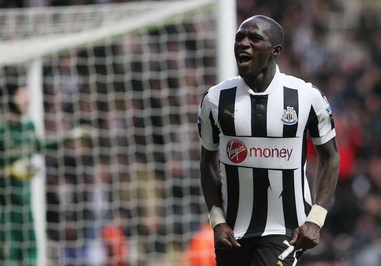 Moussa Sissoko comemora gol; ele decidiu vitória como mandante do Newcastle