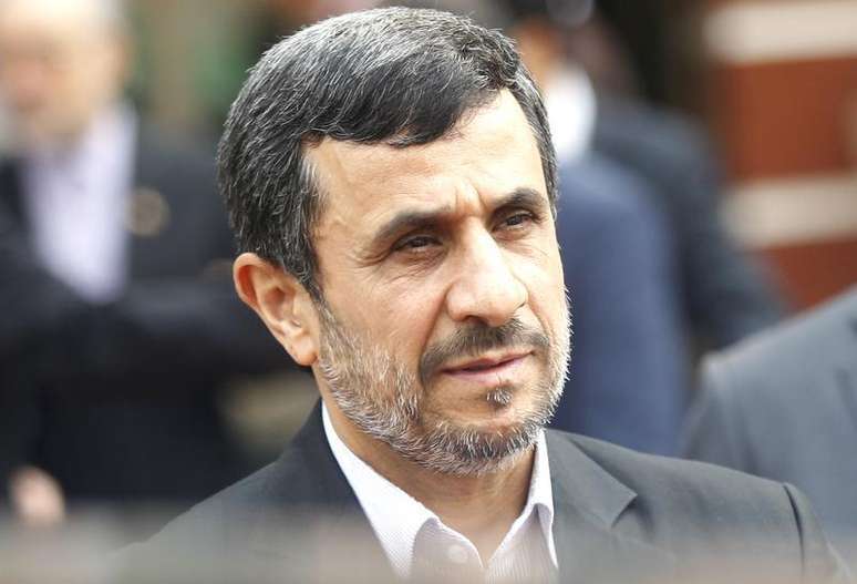 Presidente iraniano Mahmoud Ahmadinejad &eacute; visto em novembro ap&oacute;s reuni&atilde;o com o presidente da Assembl&eacute;ia Nacional do Vietn&atilde;, Nguyen Sinh Hung, em Han&oacute;i. Ahmadinejad visitar&aacute; o Cairo na pr&oacute;xima semana, tornando-se o primeiro presidente iraniano a viajar ao Egito desde que a revolu&ccedil;&atilde;o do Ir&atilde; em 1979 rompeu os la&ccedil;os diplom&aacute;ticos entre os dois pa&iacute;ses mais populosos do Oriente M&eacute;dio. 10/11/2012