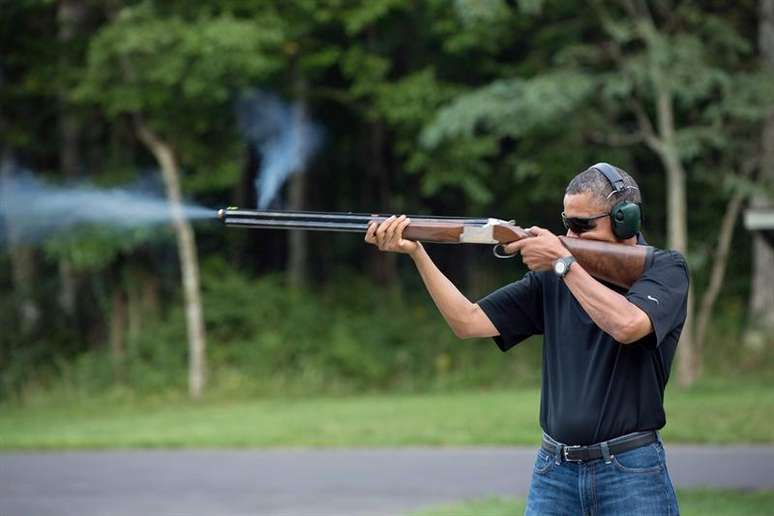 Presidente dos EUA, Barack Obama, pratica tiro ao prato em Camp David no dia do seu aniversário em 4 de agosto de 2012