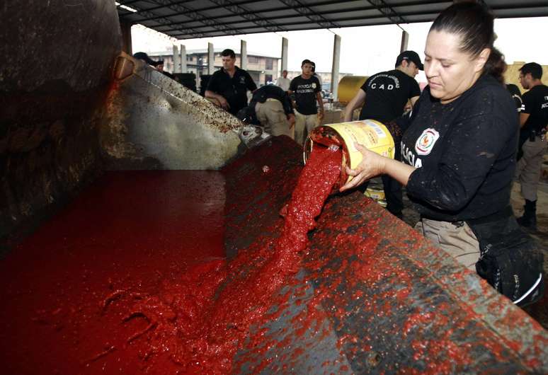 A polícia paraguaia encontrou nessa sexta-feira cerca de 350 kg de cocaína escondida em latas de extrato de tomate, prontas para serem exportadas para a Espanha, de acordo com o comissário Rufino Gill, chefe do Departamento de Narcóticos