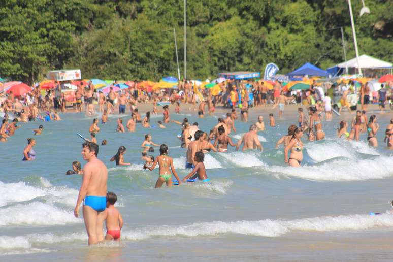 Forte calor faz Parque Nacional de Brasília ficar lotado