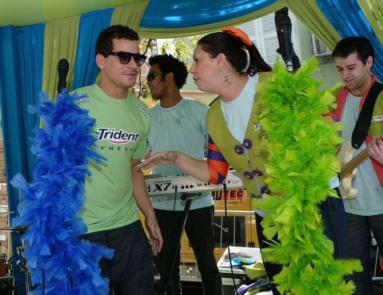 Thiago Martins, ator e vocalista do Trio Ternura, soltou a voz e agradou o p&uacute;blico que acompanhou o pr&eacute;-Carnaval dos blocos Bangala Fumenga e Sargento Pimenta, na Vila Madalena, em S&atilde;o Paulo