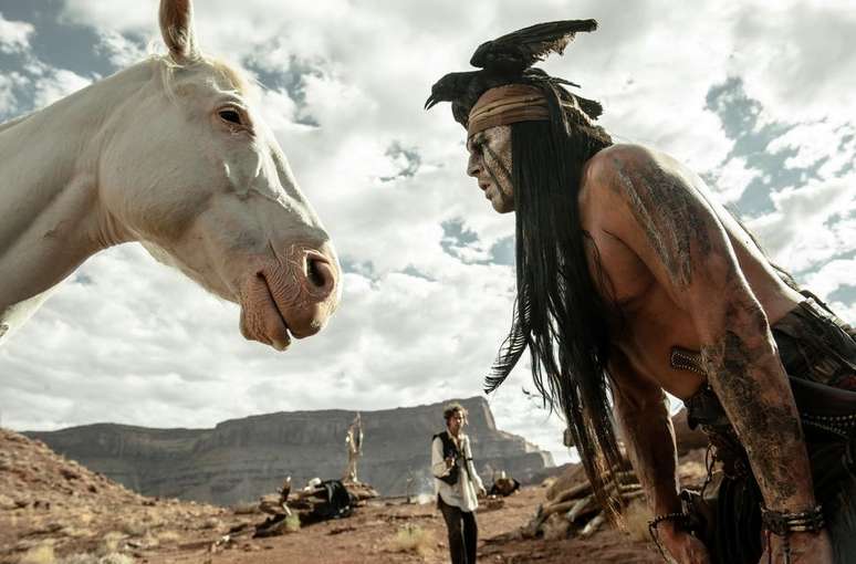 Johnny Depp aparece caracterizado como Tonto