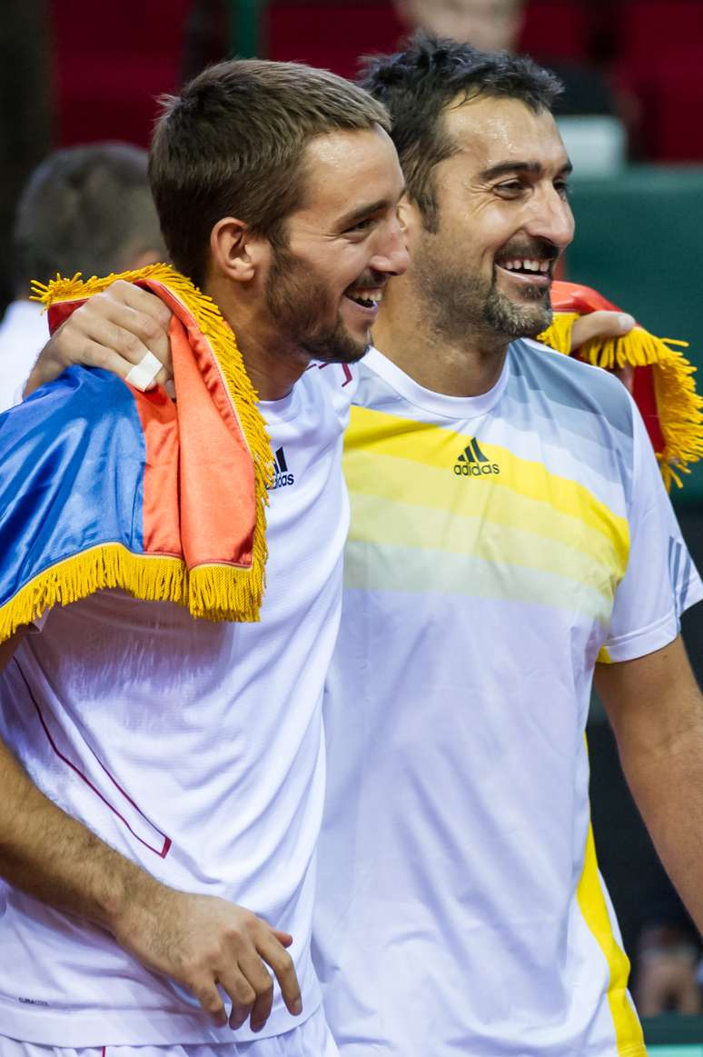 Com bandeira sérvia, Troicki e Zimonjic celebram vitória na Bélgica