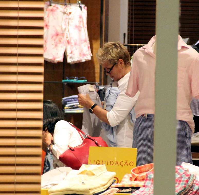 Xuxa é fotografada em shopping do Rio