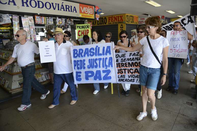 Em Brasília, uma passeata foi realizada com cartazes em apoio aos familiares das vítimas do incêndio na boate Kiss, em Santa Maria