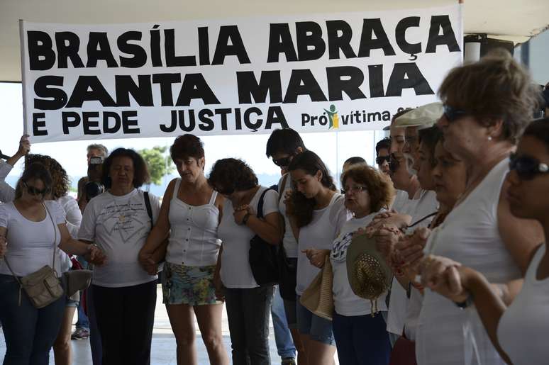 De mãos dadas, grupo de brasilienses se reuniu em solidariedade às vítimas de incêndio em Santa Maria