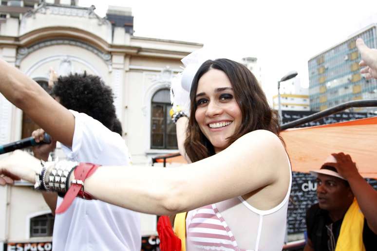 Alessandra Negrini desfilou como rainha de bateria do Bloco Acadêmicos do Baixo Augusta, neste domingo (3)