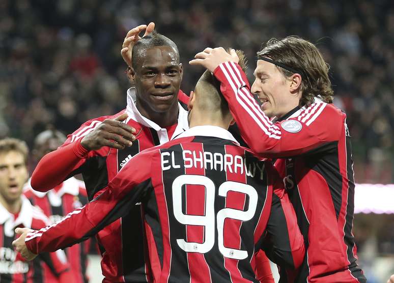 Estreante, Balotelli foi o grande destaque da vitória do Milan, com dois gols marcados