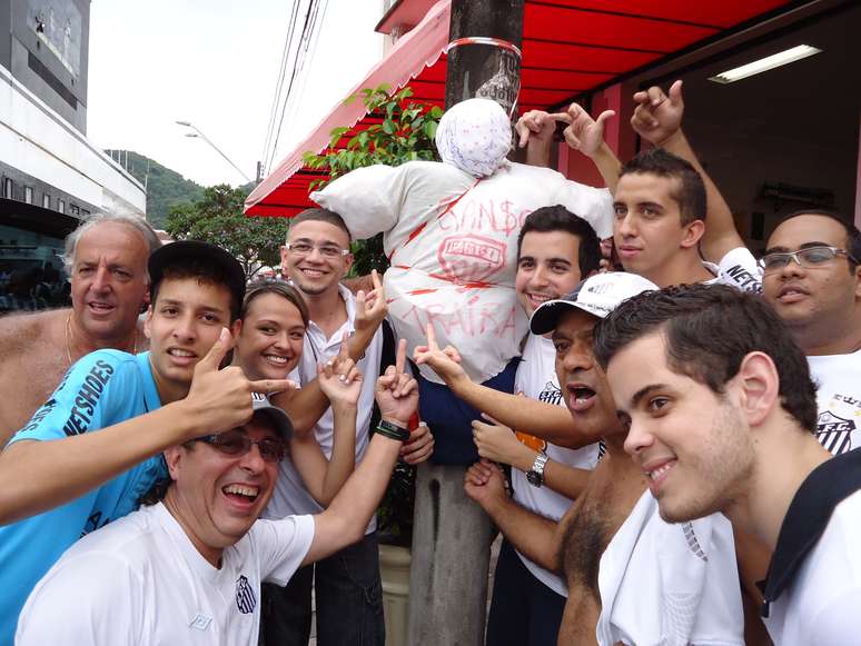 Torcedores do Santos provocam Ganso com boneco