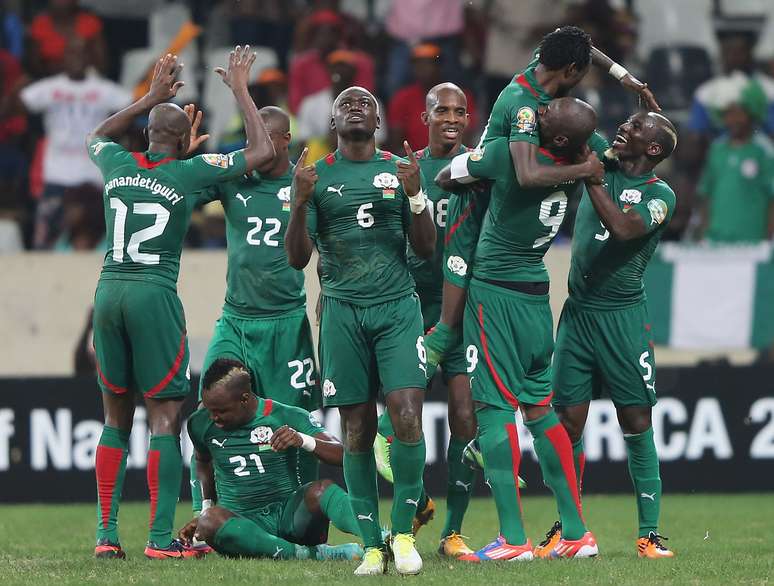 Jogadores de Burkina Fasso comemoram gol que definiu vitória nas quartas de final