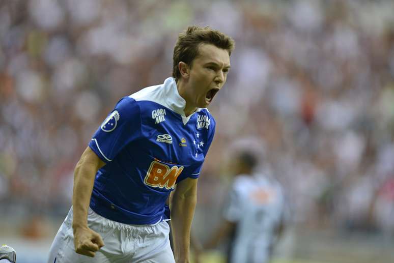 Dagoberto marcou o gol que definiu a vitória do Cruzeiro sobre o Atlético-MG na estreia do Campeonato Mineiro