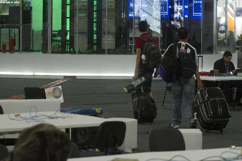 Participantes carregam a bagagem e deixam o evento neste domingo