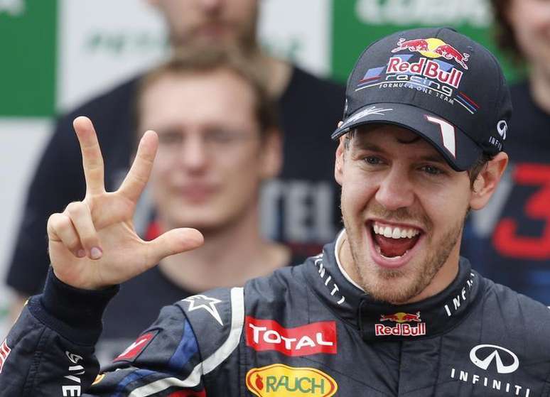 Pilto de Fórmula 1 da equipe Red Bull, Sebastian Vettel, é visto ao comemorar vitória no GP do Brasil, em novembro. Vettel rejeitou a insinuação de que planeja uma "dominação mundial" na Fórmula 1 no momento em que a campeã Red Bull revela o carro que pode levá-lo ao quarto título mundial consecutivo. 25/11/2013