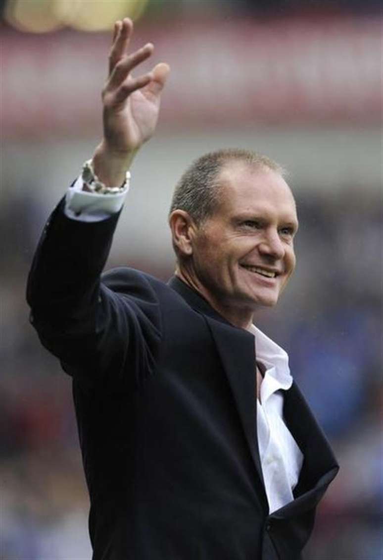 Foto de arquivo de Paul Gascoigne, ex-meio-campista da seleção inglesa, no Ibrox Stadium, em Glasgow. Gascoigne precisa de ajuda imediata, já que sua vida está em risco por causa do alcoolismo, disse seu agente neste domingo. 15/10/2011