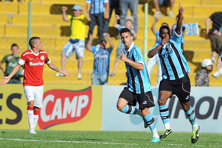 Fernando descontou para o Grêmio no clássico, em cobrança de falta