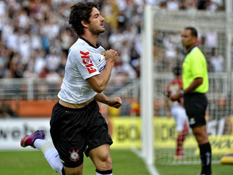 Estreante, Alexandre Pato fechou a goleada corintiana no Pacaembu