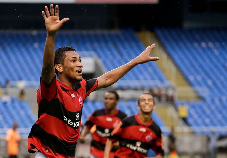 Hernane comemora gol na vitória do Flamengo sobre o Nova Iguaçu no Engenhão