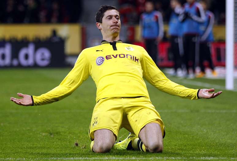 Lewandowski comemora gol da vitória do agora vice-líder Borussia Dortmund