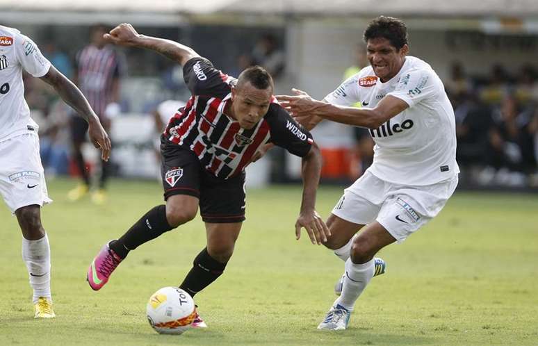 Luís Fabiano passou em branco e teve gol anulado incorretamente