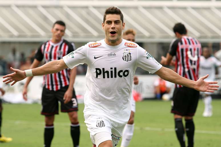 Miralles fez dois gols na vitória do Santos