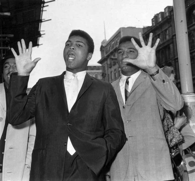 Foto de 1963 mostra os irmãos Muhammad (à dir.) e Rahman Ali; eles nasceram Cassius e Rudolph Clay