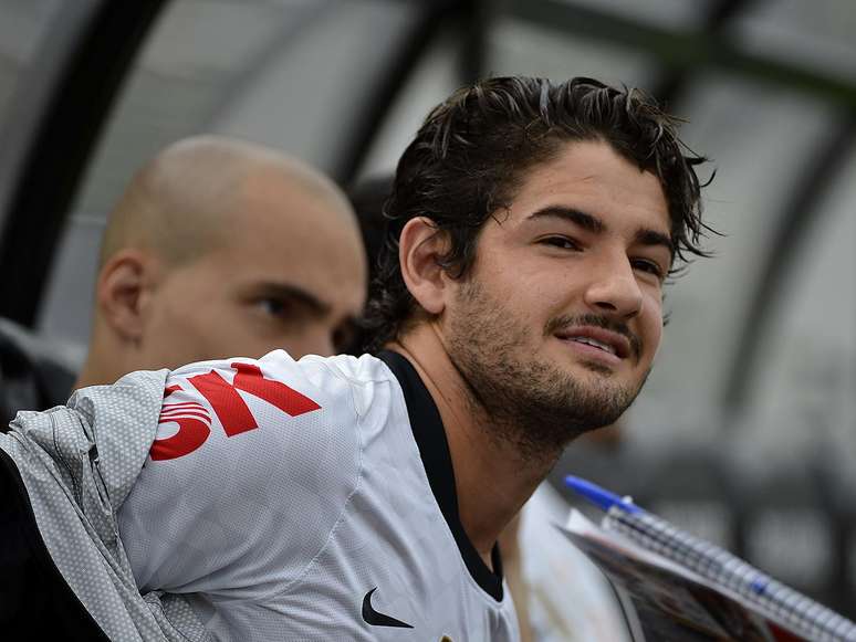 Com 22 minutos em campo, Pato coroa estreia com gol, aplausos e festa