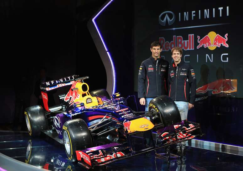 Em evento realizado neste domingo na fábrica de Milton Keynes, na Inglaterra, a Red Bull divulgou pela primeira vez ao público o RB9, carro da equipe para a temporada 2013 da Fórmula 1.&nbsp;<strong style="color: rgb(0, 0, 0); font-family: verdana, geneva, arial, helvetica, sans-serif;">Veja mais fotos do novo modelo:</strong>