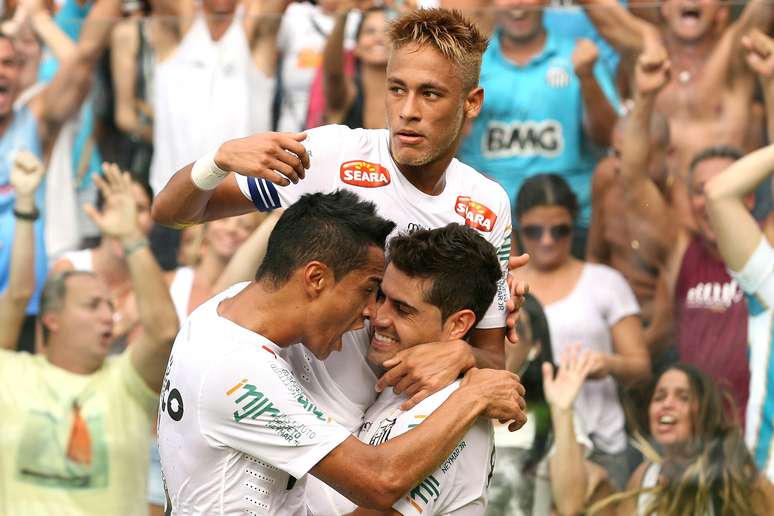 Jogadores do Santos comemoram gol de Miralles no clássico com o São Paulo
