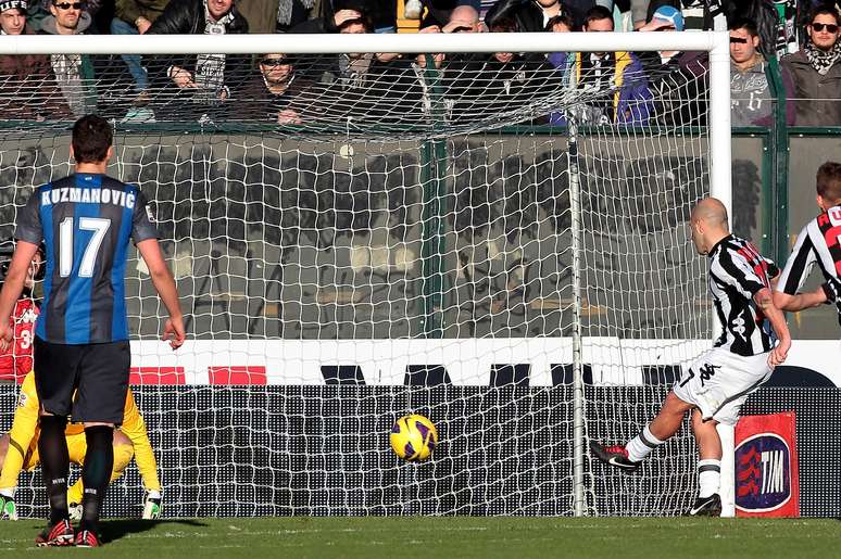 Rosina converte pênalti para marcar terceiro gol na vitória do Siena
