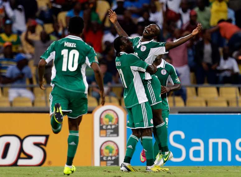 Sunday Mba é erguido por colegas após marcar 2º gol nigeriano - decisivo para eliminar a Costa do Marfim