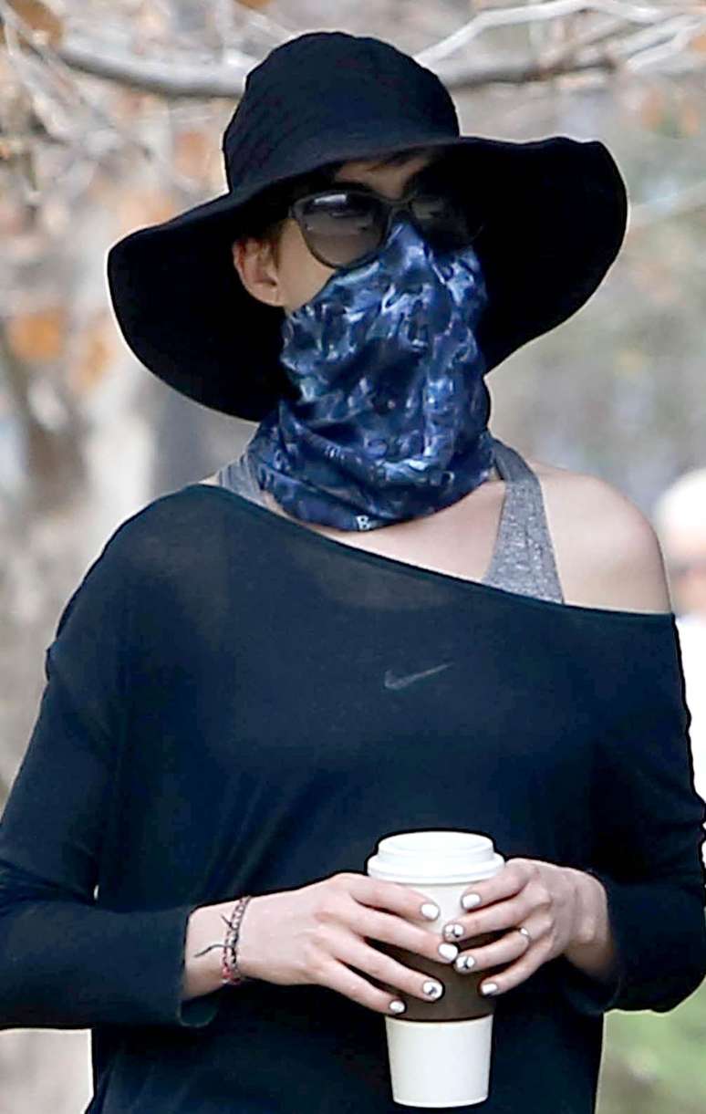 Na tentativa de se esquivar dos paparazzi em Los Angeles, nos Estados Unidos, Anne Hathaway usou um disfarce inusitado: chapéu, óculos escuros e um lenço sobre o rosto