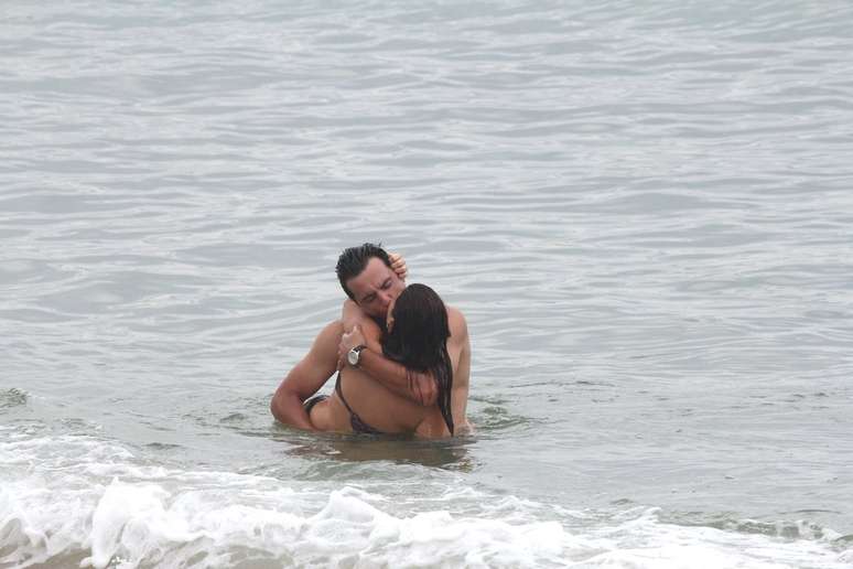Os atores gravaram cenas de beijo no mar