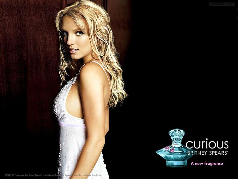 Britney Spears: Curious foi o primeiro perfume lançado pela cantora. Chegou às lojas em setembro de 2004 e arrecadou mais de R$ 52 milhões. Sua composição leva notas de flores brancas envoltas na sensualidade do almíscar misturado à baunilha. Ela se abre com lótus, peras que dão água na boca e magnólia