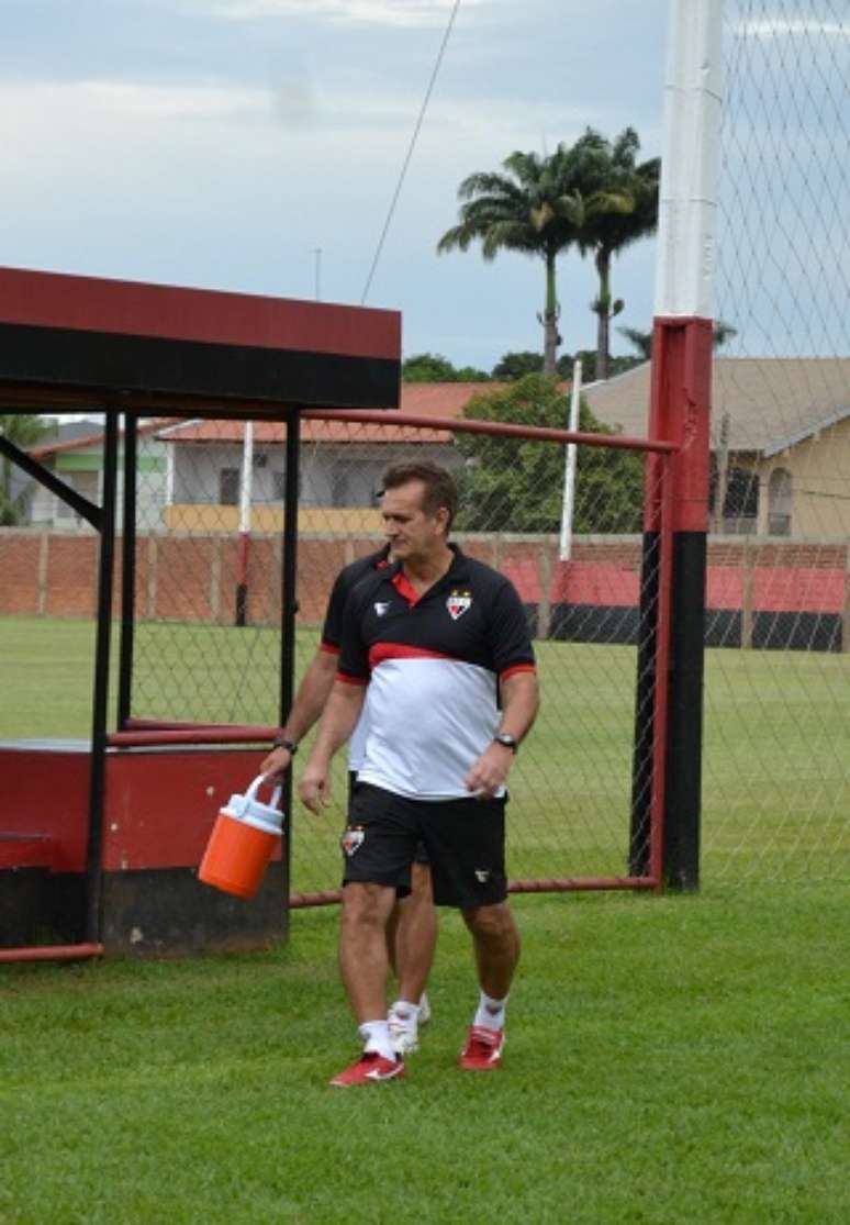 Com Francisco Santos (foto) no comando, Atlético-GO negocia para ter novo técnico nos próximos dias