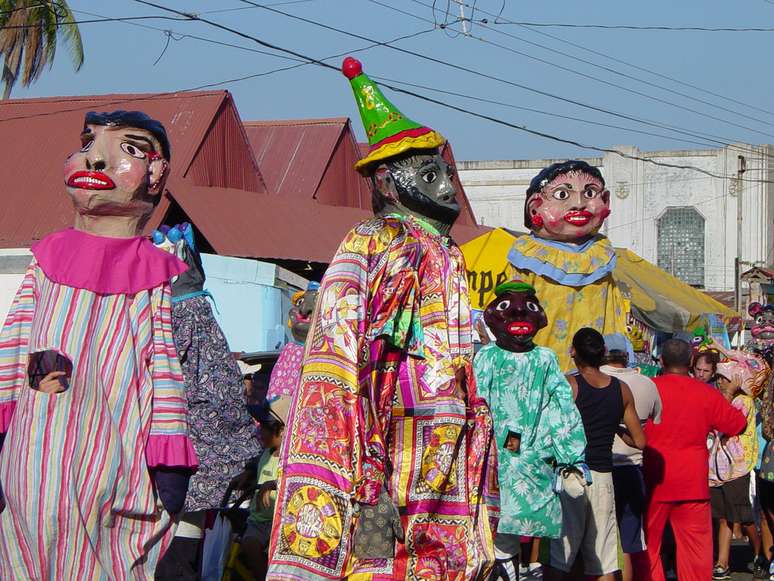 Desde a última sexta-feira, 1º de fevereiro, a cidade de Punta Arenas, a 100 km de San José, comemora o carnaval com atrações muito parecidas com as da festa brasileira