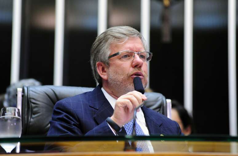 <p>Marco Maia afirmou que ausência de nomes de políticos no relatório se deve a falta de elementos colhidos pela CPMI</p>