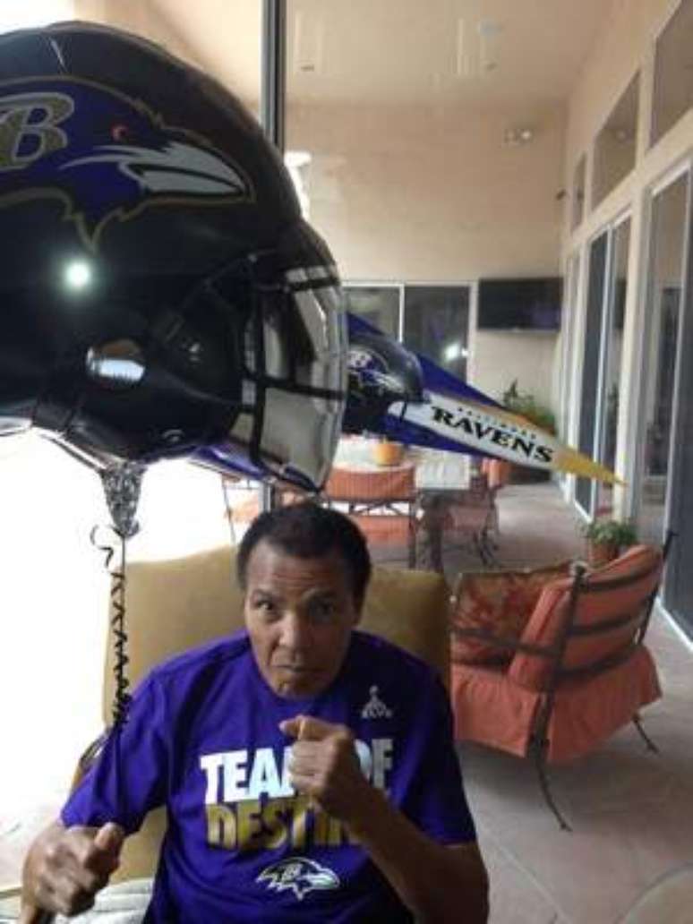 Família de Muhammad Ali publicou foto em que o ex-boxeador aparece torcendo pelo Baltimore Ravens