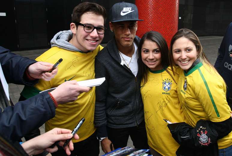 Neymar foi um dos jogadores mais assediados na chegada da Seleção Brasileira a Londres