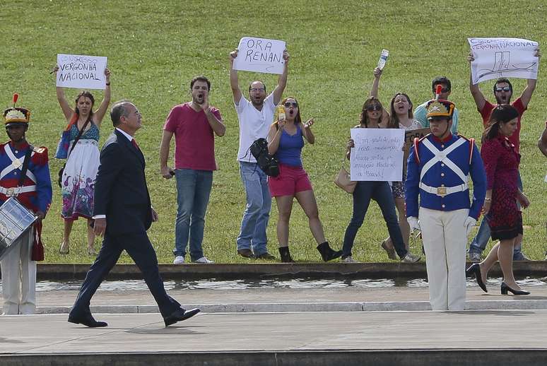 No dia de abertura dos trabalhos legislativos de 2013, presidente do Senado, Renan Calheiros, é recebido com protesto no Congresso Nacional