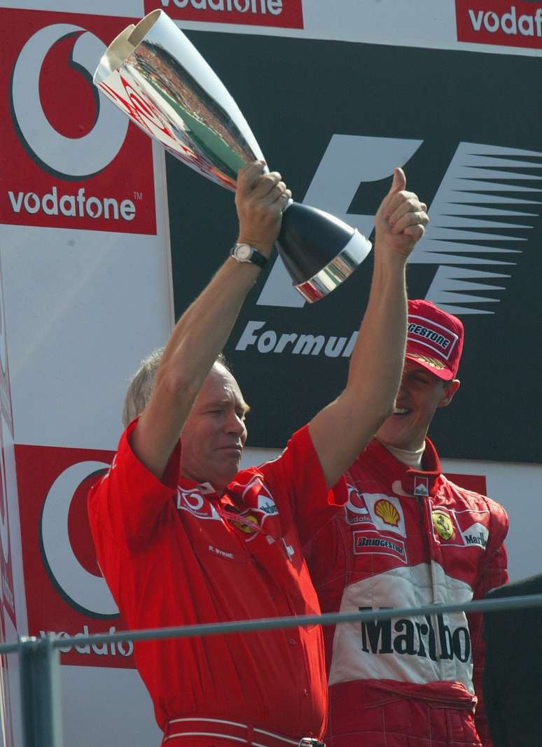Rob Byrne sobe ao pódio ao lado de Michael Schumacher no GP da Itália de 2002