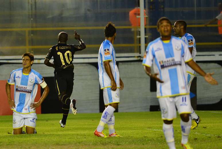 Seedorf fez três gols e levou o Botafogo à vitória sobre o Macaé de virada