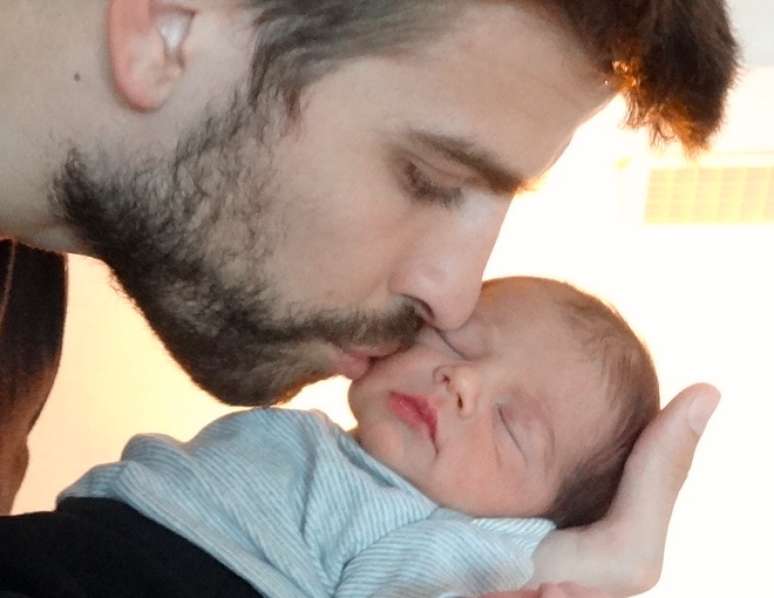 Gerard Piqué beija o filho, Milan, na primeira foto divulgada do filho do jogador com a cantora Shakira