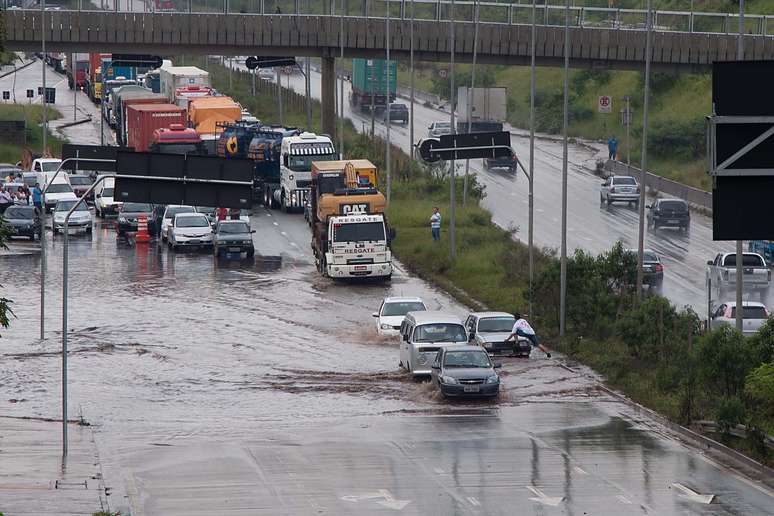 Forte chuva provocou alagamento na avenida Jacu Pêssego, em São Paulo, nesta segunda-feira